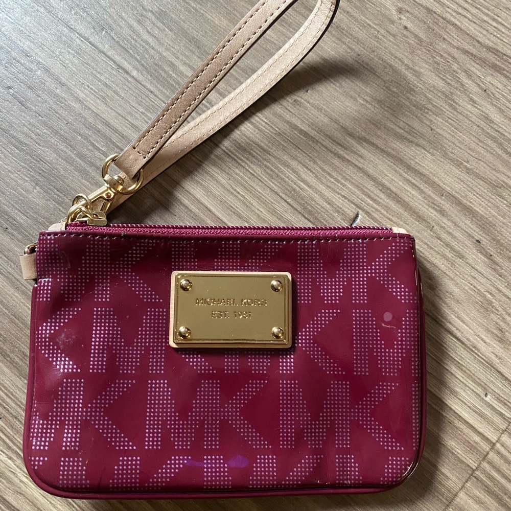 Michael Kors Wristlet – Fuchsia Patent Logo Print